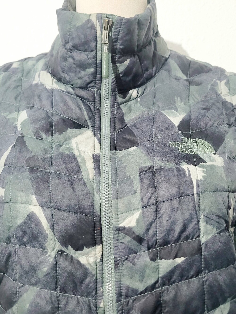 The North Face ThermoBall Quilted Puffer Vest Women's Large Gray Camo Full Zip - Picture 3 of 16